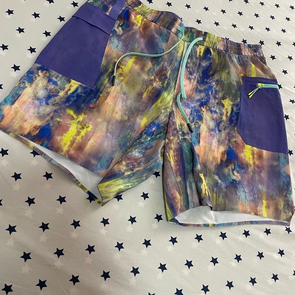 Lululemon water repellent hiking short 8” - Picture 6 of 7